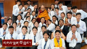 བལ་ཡུལ་རྣམ་རྒྱལ་མཐོ་རིམ་སློབ་གྲྭའི་སློབ་ཕྲུག་རྣམས་ལ་མཇལ་ཁ་དང་བཀའ་སློབ་སྩལ་བ།