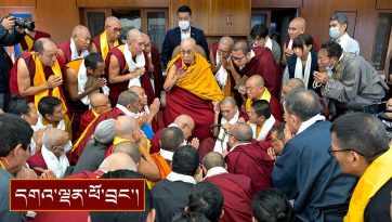 དྷ་ས་རིགས་སློབ་མ་ལག་གཉིས་ཀྱི་སློབ་ཟུར་རྣམས་ལ་མཇལ་ཁ་དང་བཀའ་སློབ་སྩལ་བ།