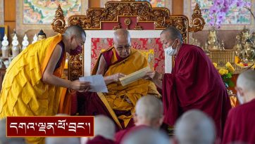 གནས་མཆོག་རྡོ་རྗེ་གདན་དུ་དགེ་ཚུལ་སློང་གི་བསླབ་སྡོམ་སྩལ་བ།