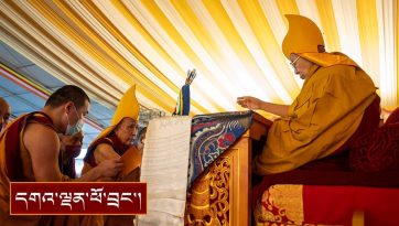 སྒྲོལ་དཀར་ཡིད་བཞིན་འཁོར་ལོའི་སྒོ་ནས་བརྟན་བཞུགས།