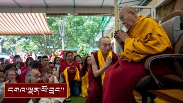 སངས་རྒྱས་ཆོས་ཚོགས་མ་དང་། དམིགས་བརྩེ་མའི་ལྗགས་ལུང་སྩལ་བ།