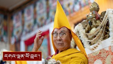 སྒྲོལ་དཀར་ཡིད་བཞིན་འཁོར་ལོའི་སྒོ་ནས་བརྟན་བཞུགས་བསྟར་འབུལ་ཞུས་པ།