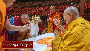 སུད་སི་དང་ལེག་ཏེན་སིཊཡན་བོད་རིགས་མི་མང་གིས་བརྟན་བཞུགས་བསྟར་འབུལ་སྐབས་སྩལ་བའི་བཀའ་སློབ་ཟུར་འདོན།