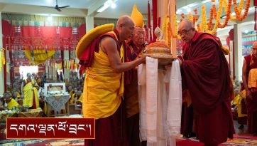 སེ་ར་བླ་སྤྱི་དང་། གྲྭ་ཚང་བྱེས་སྨད་གསུམ་ཐུན་མོང་གིས་བརྟན་བཞུགས་བསྟར་འབུལ་ཞུས་པ།