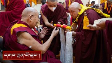 རྒྱུད་སྨད་གྲྭ་ཚང་དུ་ཕེབས་གདོང་མཛད་སྒོའི་ཐོག་བཀའ་སློབ་སྩལ་བ།