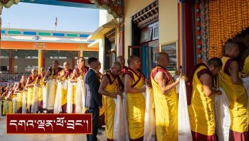 རྒྱུད་སྨད་གྲྭ་ཚང་དུ་བརྟན་བཞུགས་དང་རིམ་ལྔའི་དམར་ཁྲིད་ཀྱི་བཤད་ལུང་སོགས་སྩལ་བ།