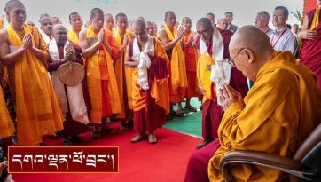 རྒྱལ་སྤྱིའི་པཱ་ལི་དང་ལེགས་སྦྱར་གྱི་ཤེས་ཡོན་བརྗེ་ལེན་ལ་ཕེབས་པའི་དགེ་འདུན་པ་རྣམས་ལ་མཇལ་ཁ་སྩལ་བ།