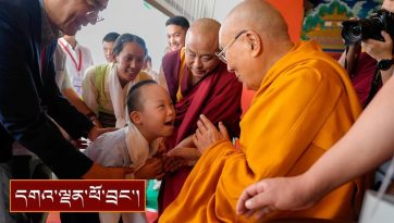 ཀ་རུ་ཎ་ཚོགས་པའི་ནད་པ་བགྲེས་སོང་སོགས་ལ་མཇལ་ཁ་སྩལ་བ།