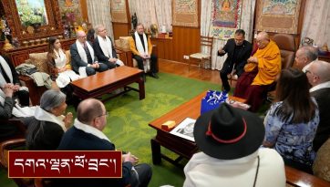 རང་དབང་སྒེར་ལངས་གསུམ་བཅུའི་དུས་དྲན་ཐེངས་ ༦༦ པའི་སྐུ་མགྲོན་རྣམས་ལ་མཇལ་ཁ་སྩལ་བ།
