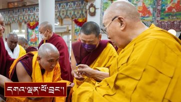 རྒྱལ་ཁབ་ ༡༥ ནས་ཕེབས་པའི་བསྒྲུབ་བྱ་ ༢༧༧ ལ་དགེ་ཚུལ་སློང་གི་སྡོམ་པ་སྩལ་བ།