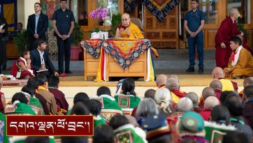 སྤི་ཏིའི་ཡུལ་མི་རྣམས་ཀྱིས་བརྟན་བཞུགས་དང་། སྐྱབས་འགྲོ་དང་གཟུངས་སྔགས་འགའི་བཟླས་ལུང་།