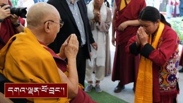 བཞུགས་སྒར་རྒྱལ་བའི་ཕོ་བྲང་དུ་མི་མང་ལ་མཇལ་ཁ་སྩལ་བ།