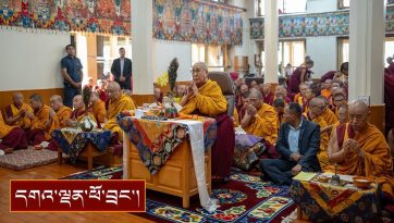མ་ཎི་དུང་སྒྲུབ་ཀྱི་ཚོགས་མགོན་དུ་ཆིབས་སྒྱུར་བསྐྱངས་པ།