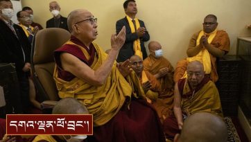 རྡོ་རྗེ་གདན་གྱི་མཆོད་རྟེན་རིན་པོ་ཆེར་གནས་གཟིགས་སུ་ཆིབས་བསྒྱུར་གནང་བ།