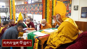 བོད་གཞིས་བྱེས་གཞུང་མང་ལྷ་མི་ཡོངས་ནས་ཚེ་དཔག་མེད་དྭངས་མ་བཅུད་འདྲེན་གྱི་ཆོ་གའི་སྒོ་ནས་བརྟན་བཞུགས།